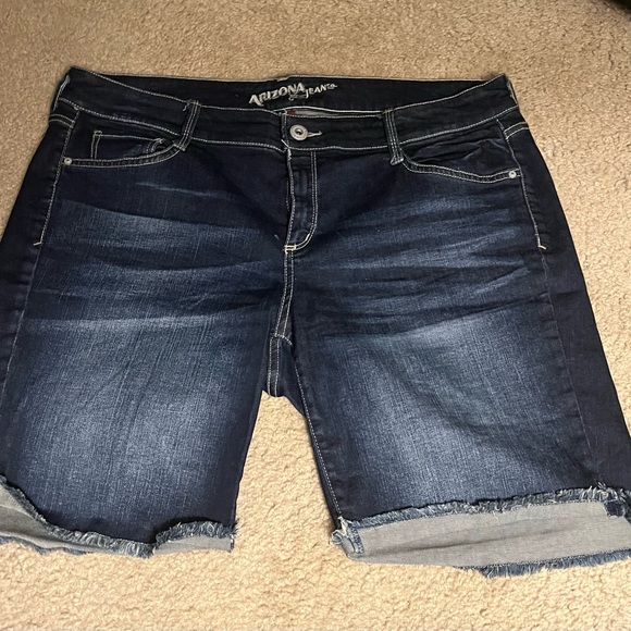 Arizona jean shorts ( like new ) size 14 juniors plus from a smoke free home - Picture 1 of 3